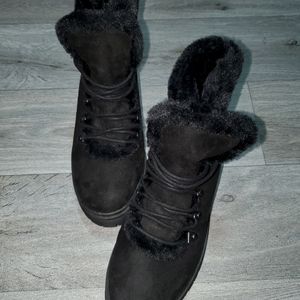 Black winter boots